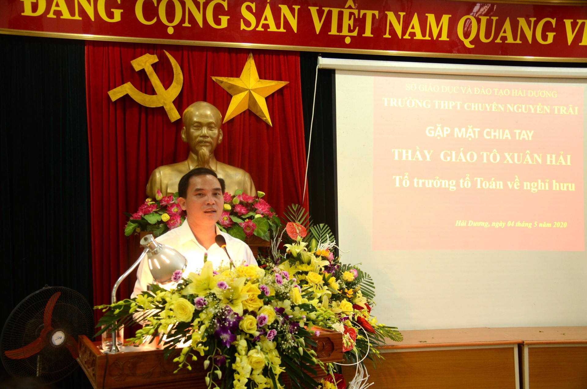 Thầy giáo Trịnh Ngọc Tùng – Hiệu trưởng nhà trường phát biểu trong buổi gặp mặt chia tay thầy Tô Xuân Hải